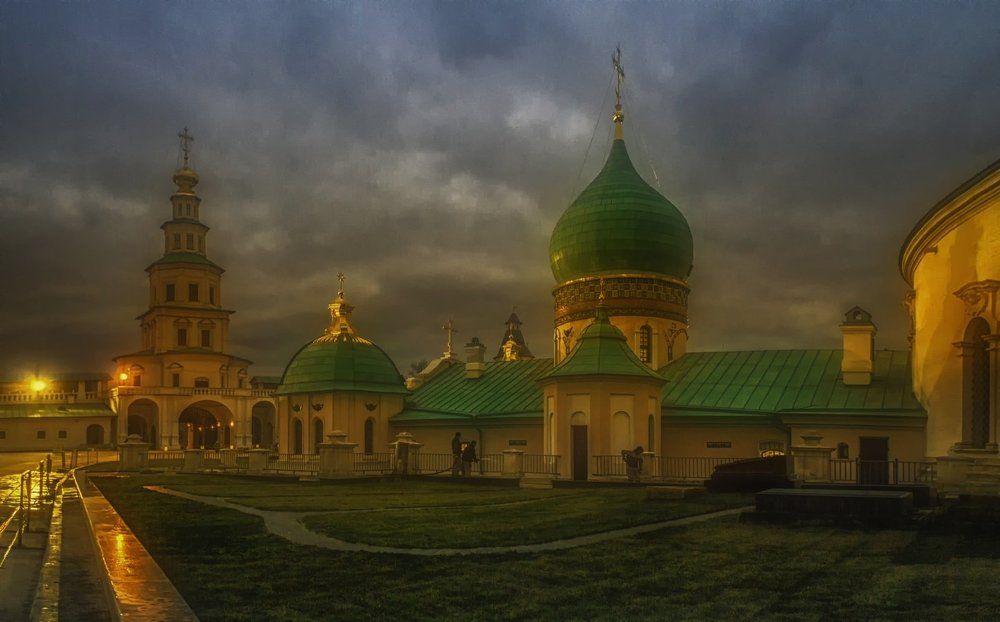 Вечер в монастыре.