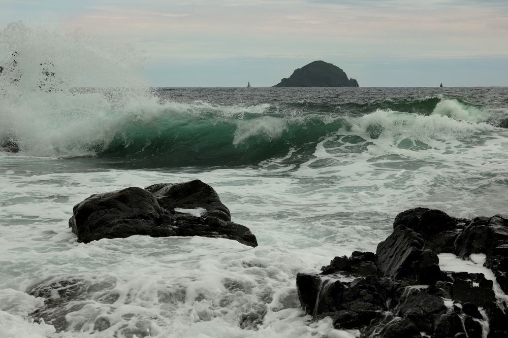 Парус, волна, скалы.