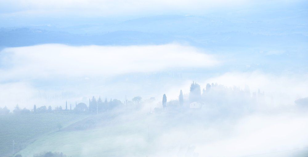 Туман на дороге близ Сан-Джиминьяно 1. Тоскана Италия