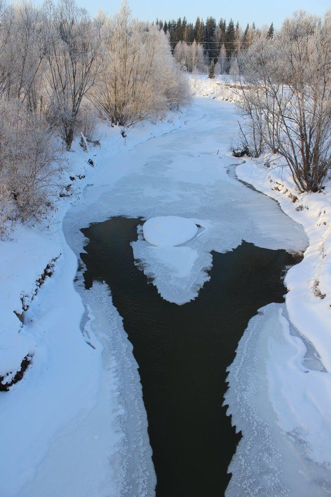 Таежная река замерзает