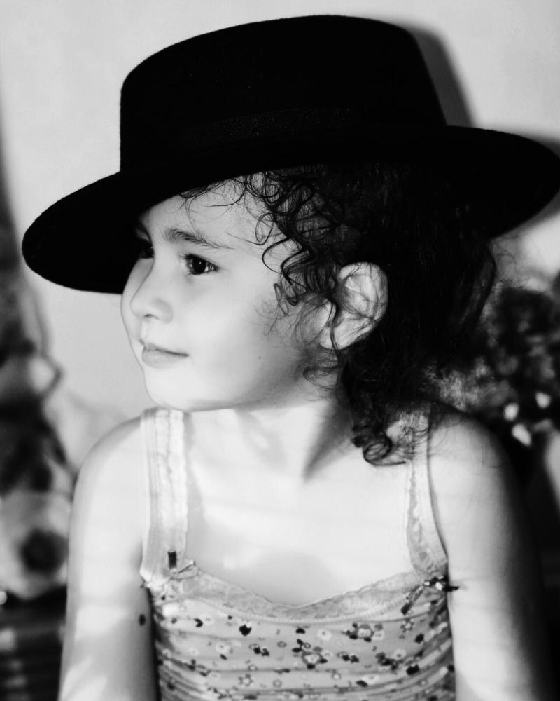 девочка в шляпе