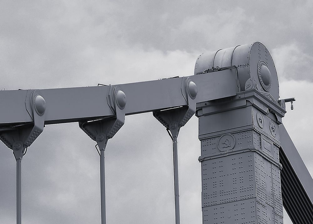 Элемент конструкции Крымского моста в Москве.