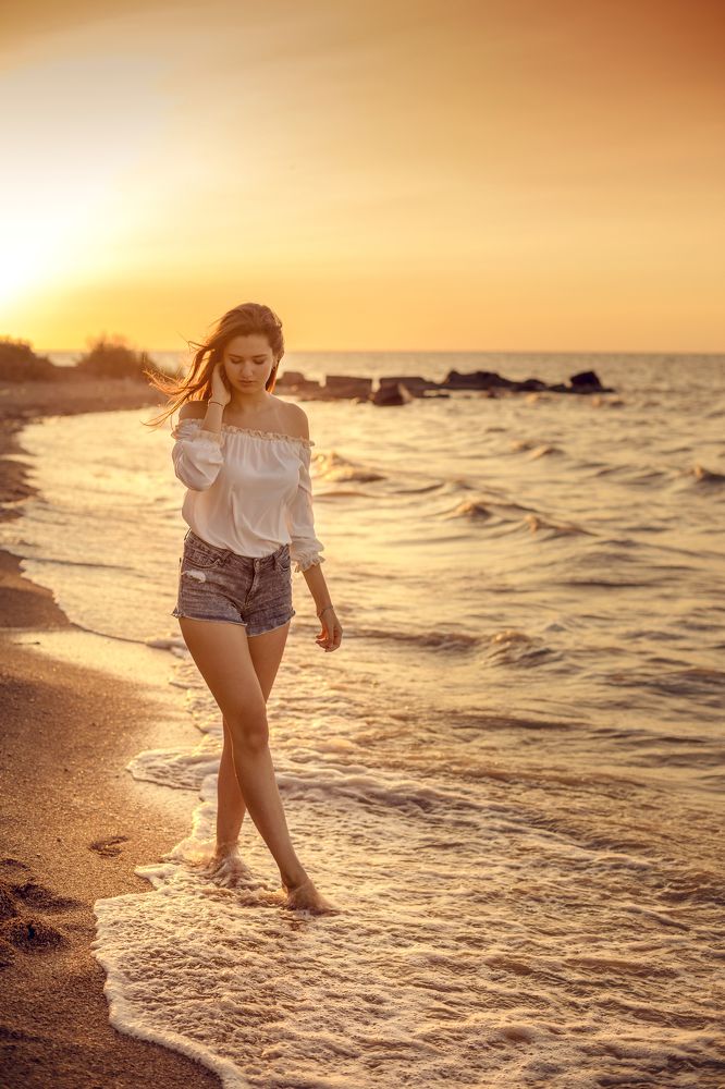 Девушка и море