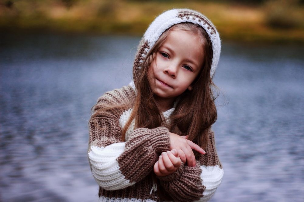 Девочка у реки