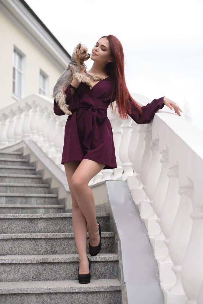 Девушка с собачкой