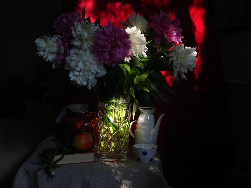 Пионы и красное