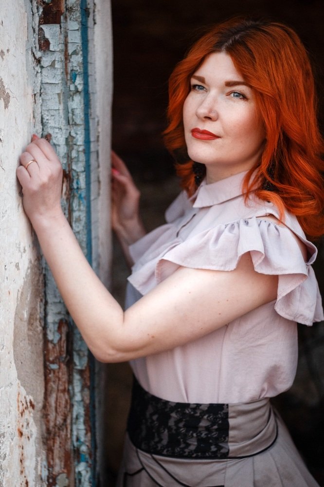 Портрет девушки с огненными волосами