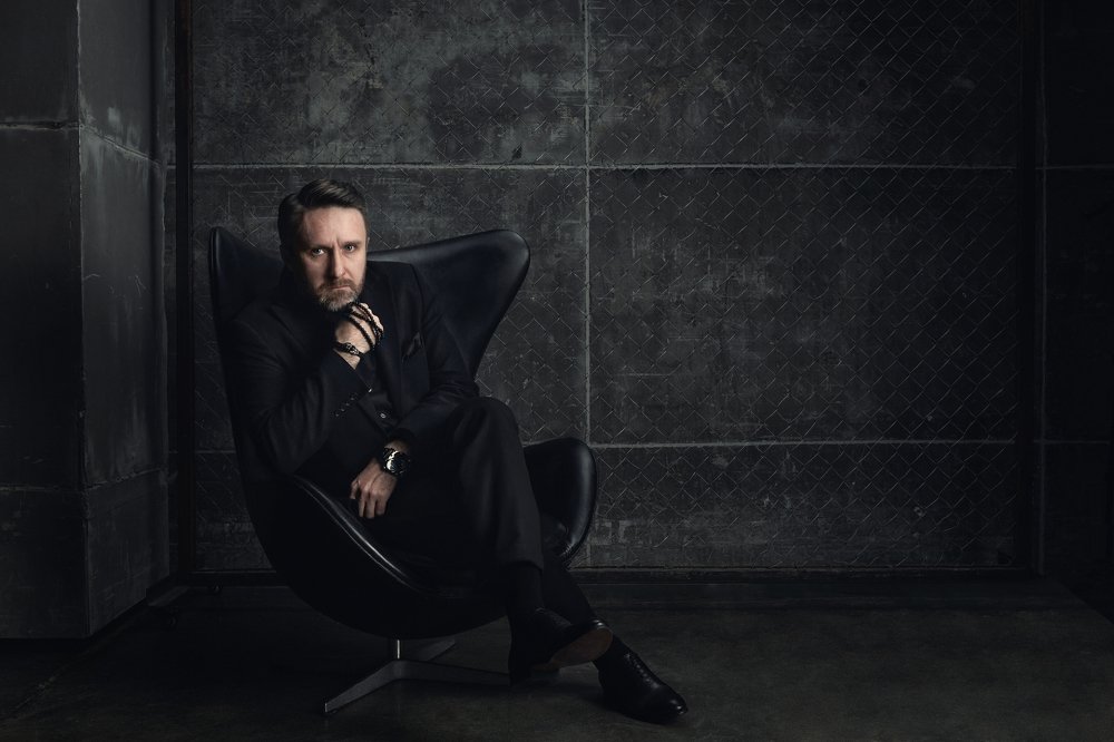 Мужчина в кресле