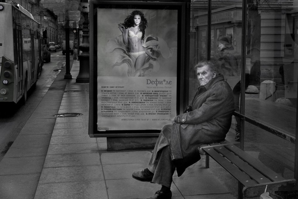 На автобусной остановке