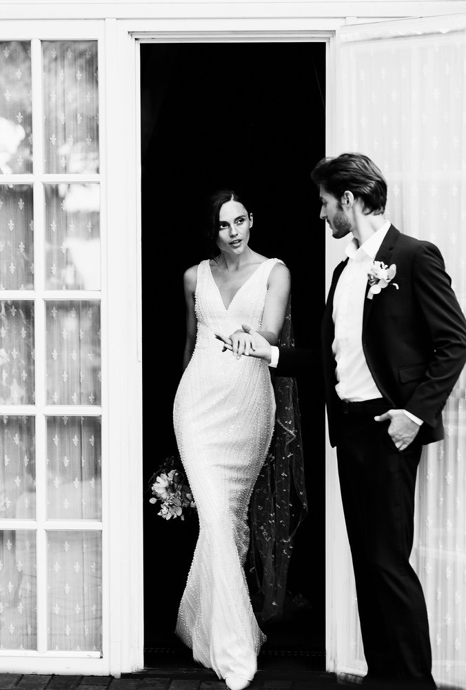 Белая кошка, черный кот