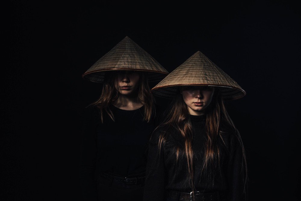 Девушки в шляпе