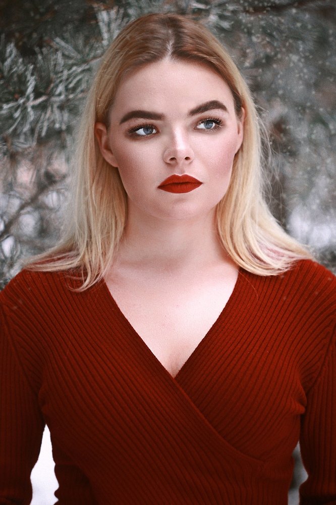 Портрет девушки в красном