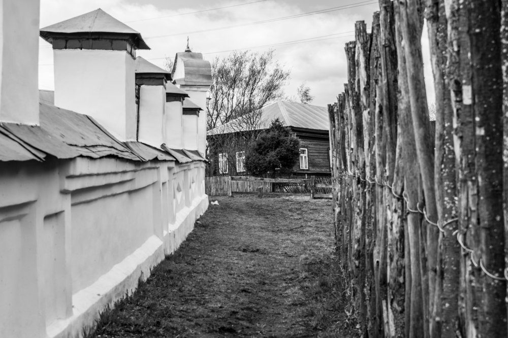 Между двух эпох (between the two eras)